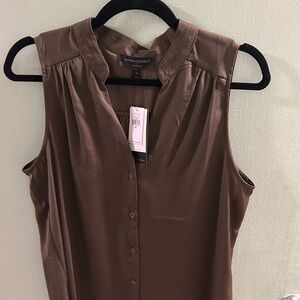 Banana Republic Women’s Khaki Green Sleeveless Button-Down Top (Size M)